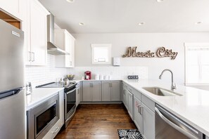 Kylskåp, mikrovågsugn, ugn och spishäll