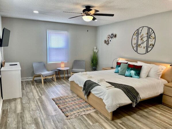 3 chambres, bureau, fer et planche à repasser, lit de bébé portatif