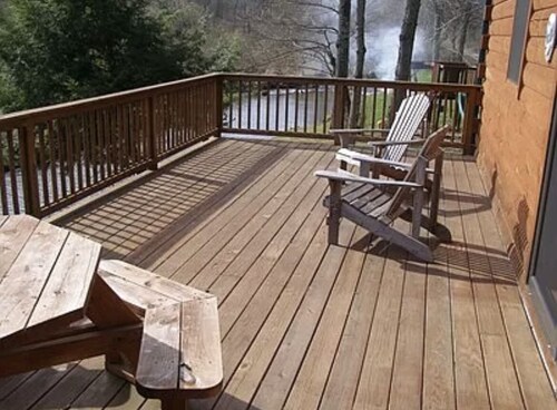 Cozy Cabin on the banks of the Creek!