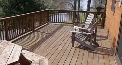 Cozy Cabin on the banks of the Creek!