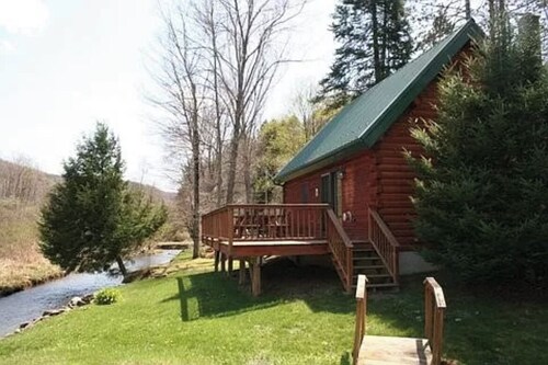 Cozy Cabin on the banks of the Creek!