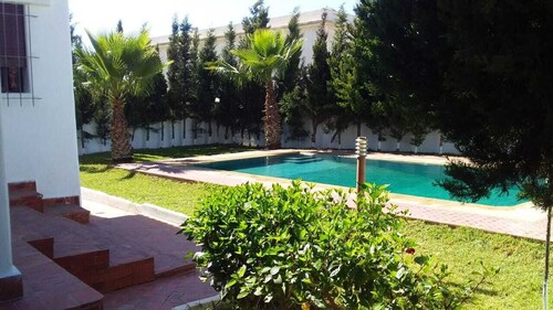 Villa calme et spacieuse  avec piscine, au milieu de la montagne
