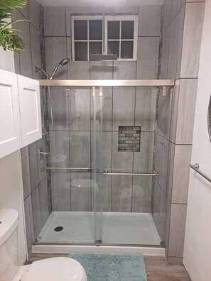 Dusche, Haartrockner, Handtücher, Seife