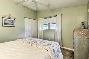 2 bedrooms, travel cot, free Internet, bed sheets - North Port Escape w/ Pool ~ 12 Mi to Beach! (North Port)