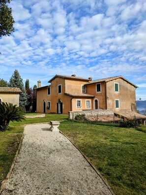 Exterior - Pool and amazing views near Spoleto nestled in the Umbrian countryside. (Spoleto)