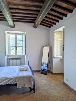 3 bedrooms, iron/ironing board, travel crib, free WiFi - Pool and amazing views near Spoleto nestled in the Umbrian countryside. (Spoleto)