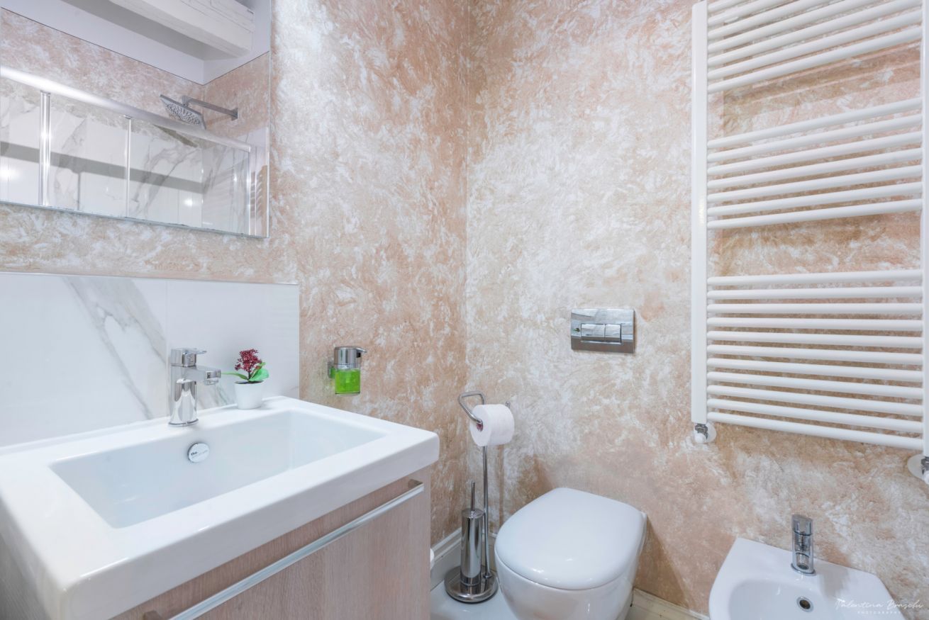 Une salle de bain moderne avec un grand lavabo, des toilettes et un bidet.