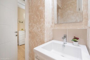 Douche, séchoir à cheveux, bidet, serviettes fournies