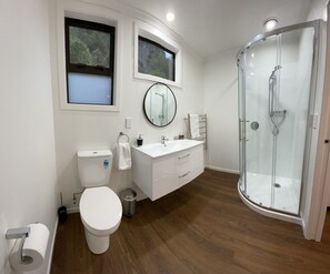 Chalet Deluxe, 2 habitaciones, en el área del jardín | Baño | Amenidades de baño gratuitas, secadora de cabello, toallas, jabón