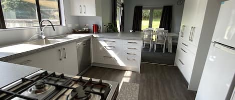 Casa de campo, 5 habitaciones, cocina, en la zona del jardín | Cocina privada | Microondas, tostadora, utensilios de cocina y artículos de limpieza