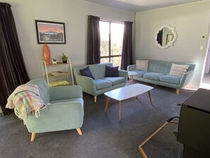 Småhus, 5 soverom, kjøkken, hageområde | Oppholdsrom | En 40-tommers Flatskjerm-TV med kabel-kanaler samt TV