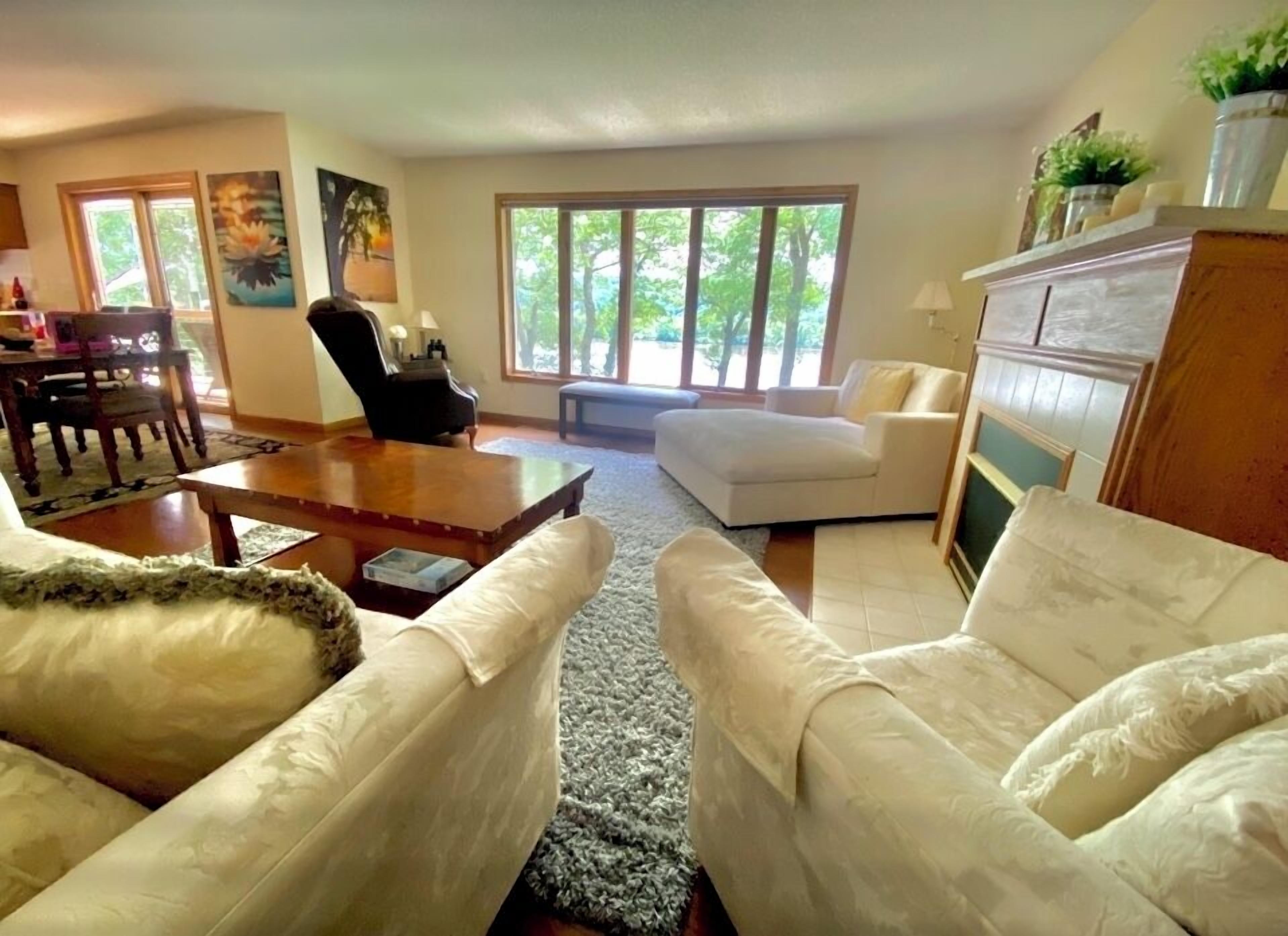 Smart TV, books, stereo