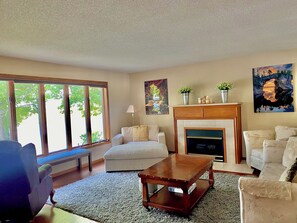 Smart TV, libros y estéreo 