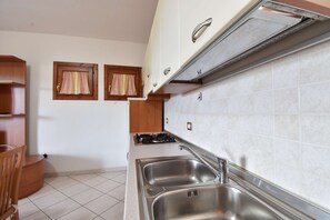 Refrigerador, horno, parrilla de estufa y utensilios de cocina 