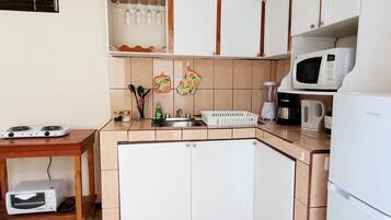 Fridge, microwave, oven, coffee/tea maker