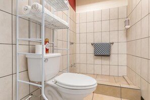 Haartrockner, Handtücher, Seife, Toilettenpapier