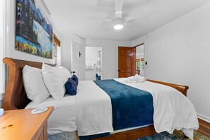 2 habitaciones, escritorio, tabla de planchar con plancha y wifi gratis 