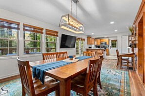 Dining - Lakeview, Lake access,Covered deck, Fiber optic Wi-FI (Highlands)