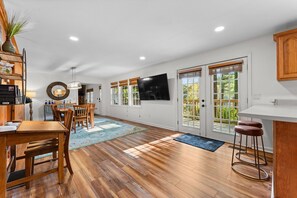 Dining - Hick's Lakehouse, Great views, Fire-pit, Kayaks (Highlands)