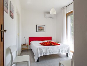 2 bedrooms, travel crib, free WiFi