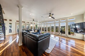 TV connectée, cheminée, jeux vidéo, table de tennis de table