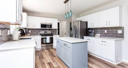 Westfield Gem! 7 Mins to Grand Park + Movie Room!