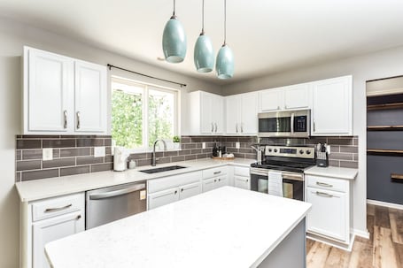 Fridge, microwave, oven, stovetop. Westfield Gem! 7 Mins to Grand Park + Movie Room!