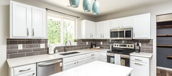 Westfield Gem! 7 Mins to Grand Park + Movie Room!