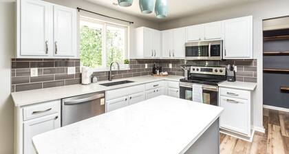 Westfield Gem! 7 Mins to Grand Park + Movie Room!