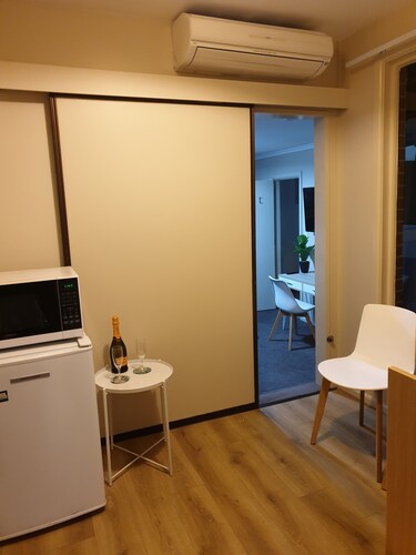 Chic Private Studio Close to Airport, Bus & Shops - Breakfast included