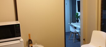 Chic Private Studio Close to Airport, Bus & Shops - Breakfast included