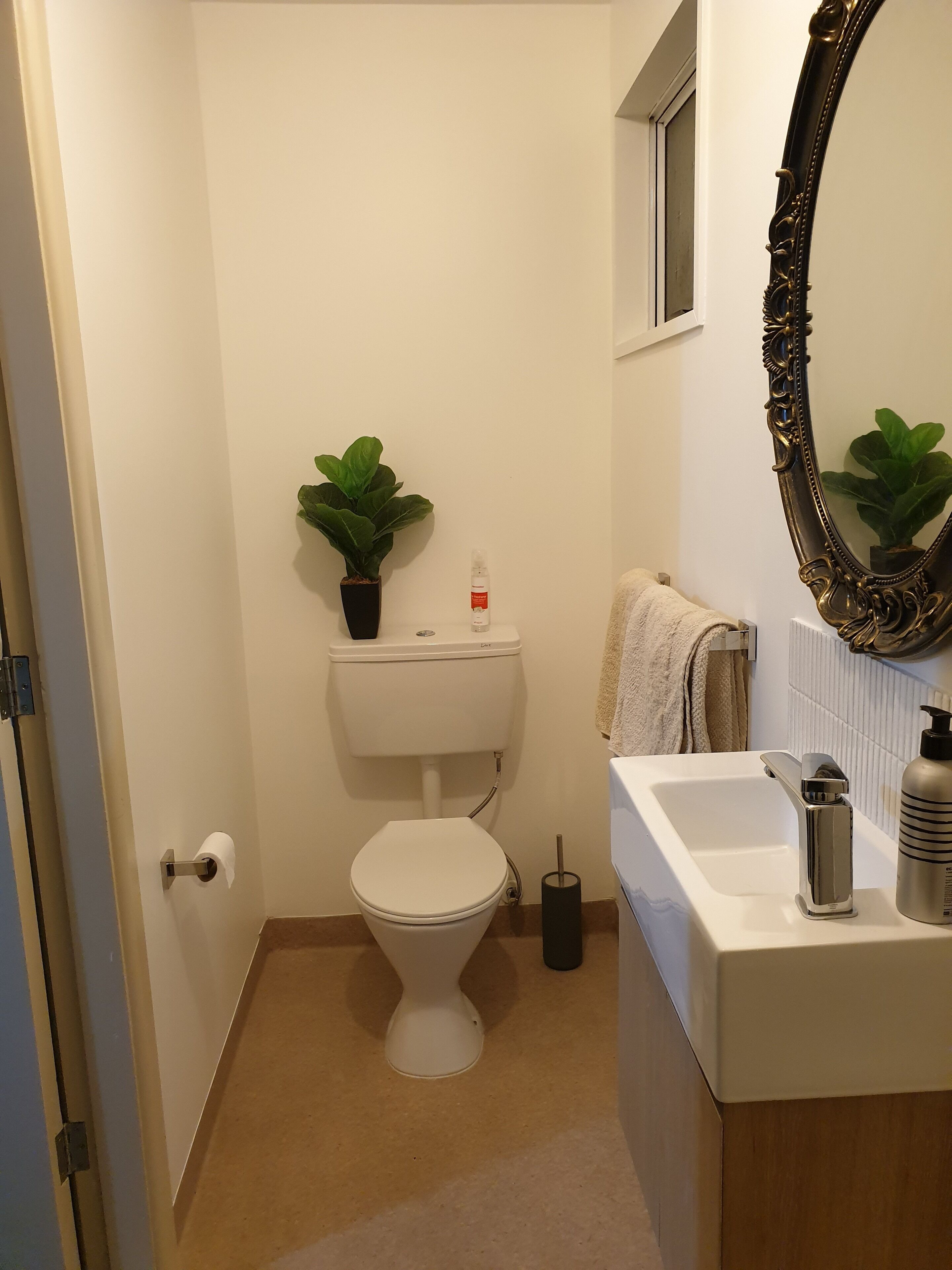 Suihku, hiustenkuivaaja, pyyhkeet, saippua