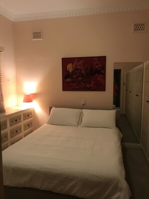 3 makuuhuonetta, silitysrauta/-lauta, ilmainen Wi-Fi, vuodevaatteet