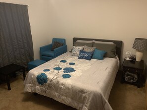 2 habitaciones, escritorio y tabla de planchar con plancha