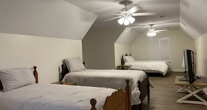Riverfront home on deep water <br> - sleeps 12
