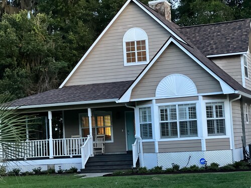 Riverfront home on deep water <br> - sleeps 12