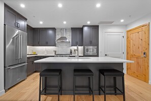 Mikrowelle, Ofen, Herdplatte, Geschirrspüler