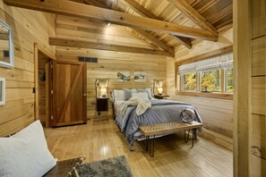 3 bedrooms, desk, iron/ironing board, free WiFi - Serene Winter Escape: Hiking Trails & A-List Amenities, Brown County & B-town (Unionville)