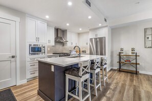 Microondas, horno, placa de cocina y lavavajillas