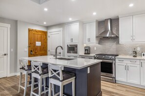 Mikrowelle, Ofen, Herdplatte, Geschirrspüler