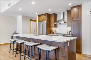 Micro-ondes, four, plaque de cuisson, lave-vaisselle