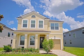 Exterior - Solara 7BR/6.5BA Villa w/Pool/Spa, 3544 sqft, Sleeps 18, Lake and green view. (Reunion)