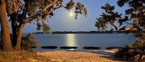 Una spiaggia nelle vicinanze, lettini da mare, teli da spiaggia