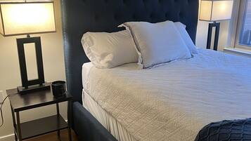 1 bedroom, desk, internet