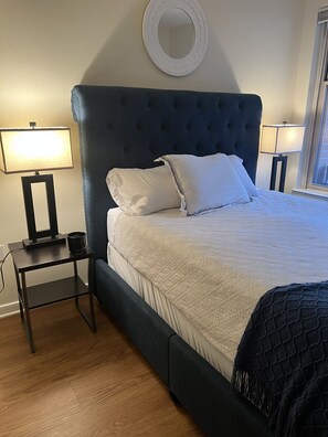 1 bedroom, desk, Internet