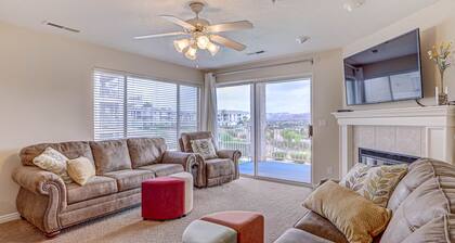 Views, Pools, and Sweet Comfort - Las Palmas 3 bedroom/2 bath condo