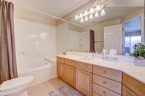 Ensemble douche/baignoire, sèche-cheveux, serviettes fournies, savon