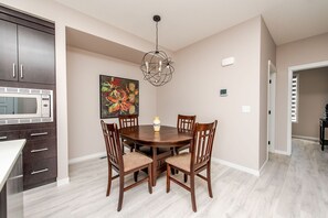 Dining - Luxury cozy home in the south of Calgary (Calgary)