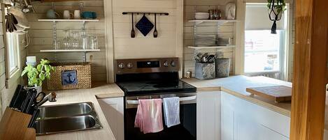 Køleskab, mikrobølgeovn, ovn, kogeplade