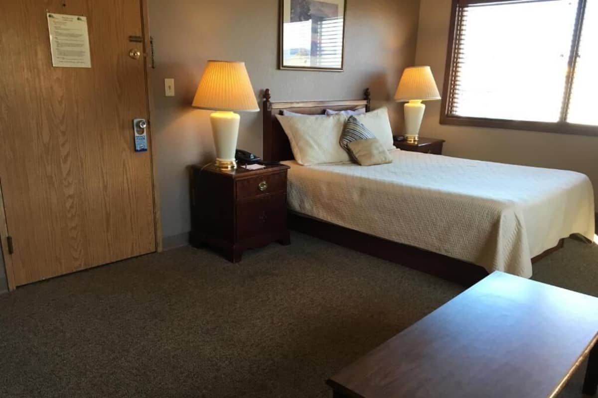 Classic Room, 1 Queen Bed | Desk, laptop workspace, WiFi (free), bed sheets